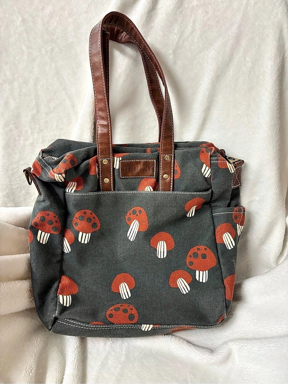 Maika commuter tote. Mushroom Print in Gray